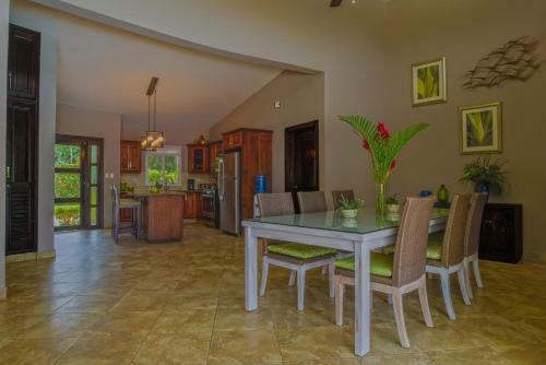 Hostal Residencial Casa Linda