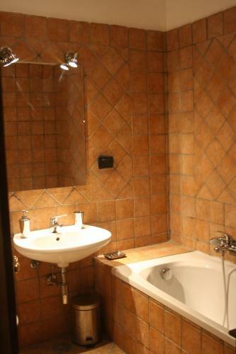Apartment 25