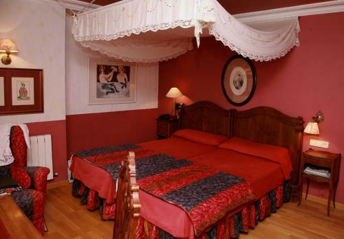 Hotel Almud (.)