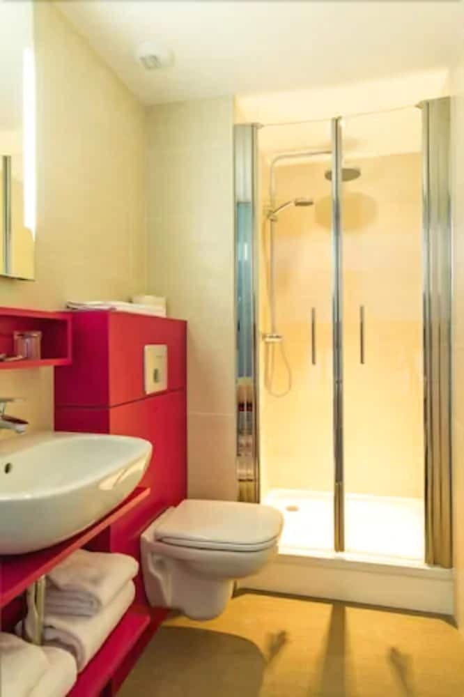 Le Pere Leon Hotel