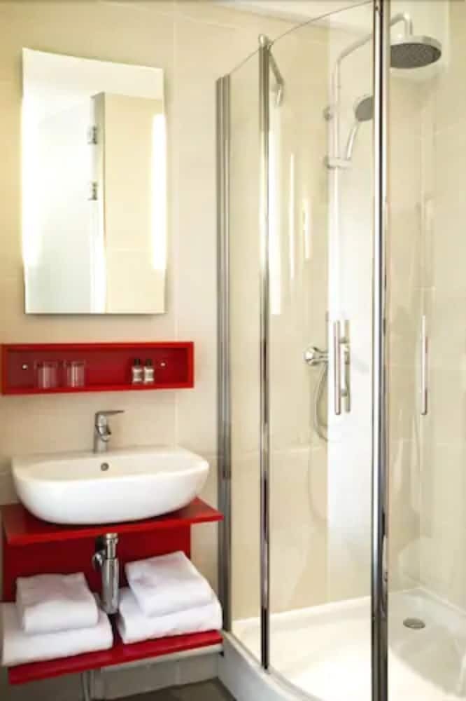 Le Pere Leon Hotel