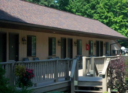 Tall Pines Motel