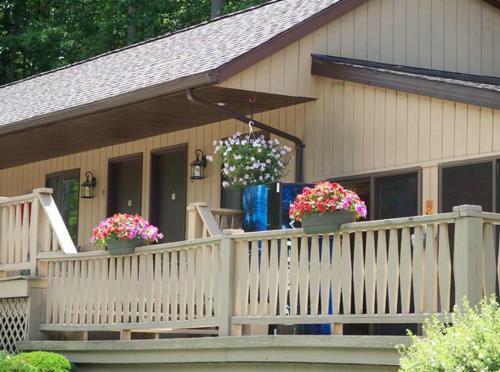 Tall Pines Motel