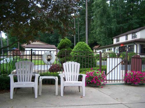 Tall Pines Motel