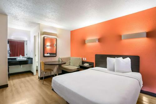 Motel 6 Baltimore Harbor South