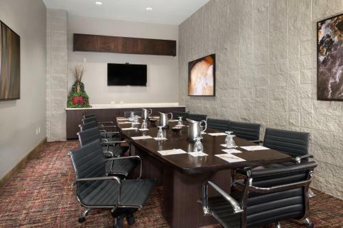 Holiday Inn Hotel & Convention Center Lawrence