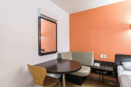 Motel 6 Uvalde