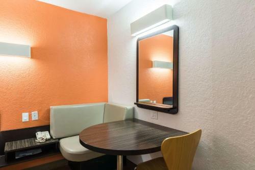 Motel 6 Uvalde
