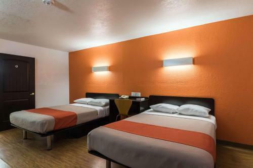 Motel 6 Uvalde