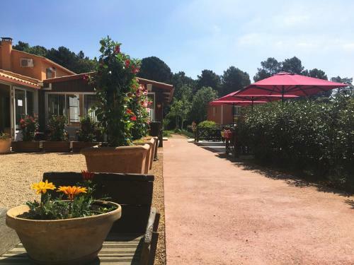 Hotel La Petite Auberge De Roussillon