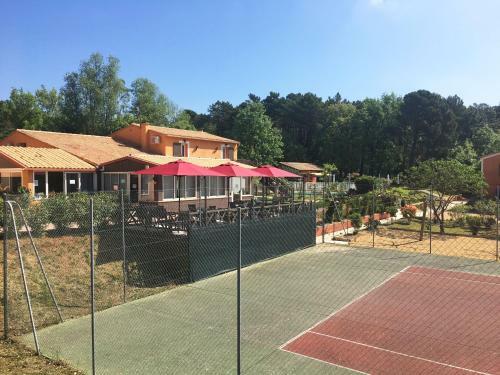Hotel La Petite Auberge De Roussillon