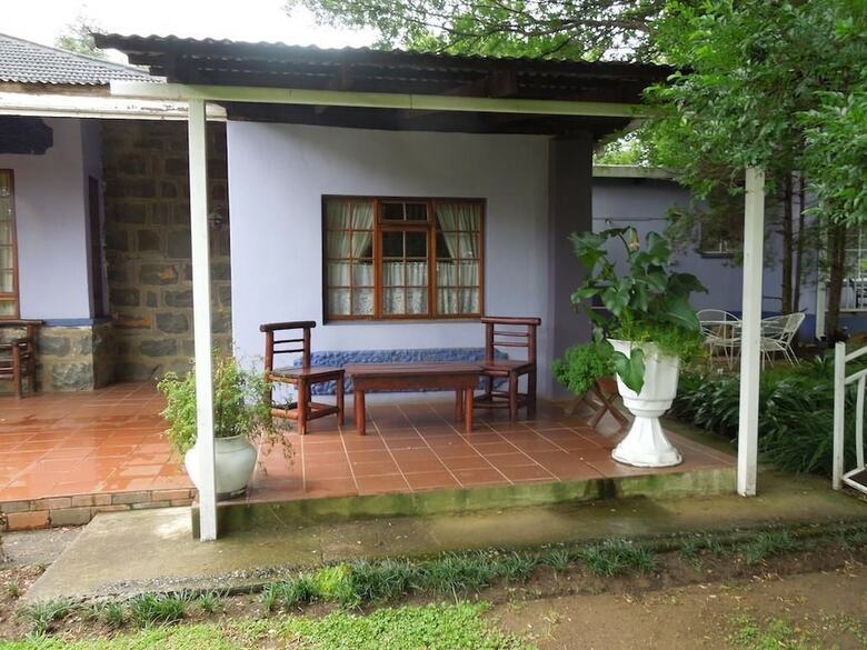 Hostal Lilac Lodge-purple House
