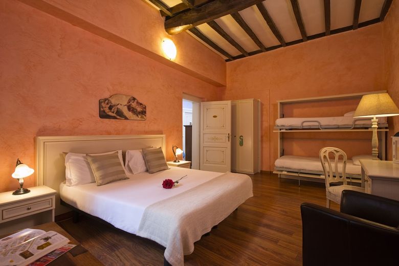 Hostal Navona Tower Relais