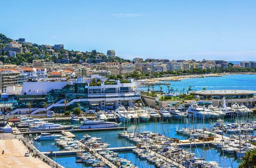 2 Bedroom Modern Apartment In Antibes With Sea View