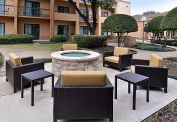 Hotel Courtyard By Marriott Dallas/lbj At Josey