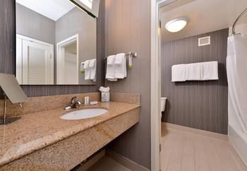 Hotel Courtyard By Marriott Dallas/lbj At Josey