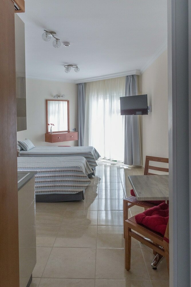 Aparthotel Las Adelfas