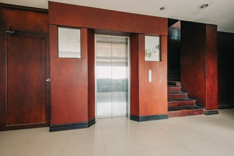 Hostal V Hotel