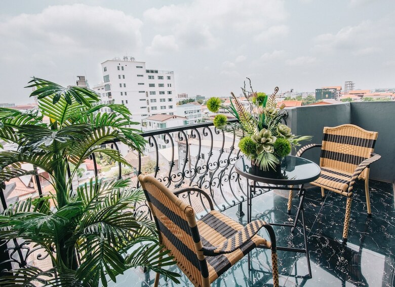 Hostal V Hotel
