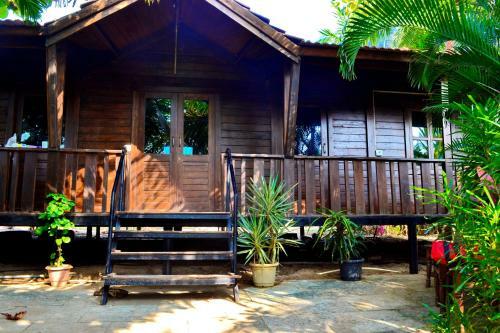 Hostal Pele's Windsong Wood Cottage On The Beach