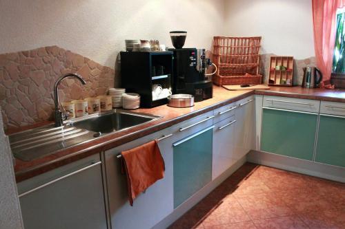 Hostal Caf� Pension Alpina