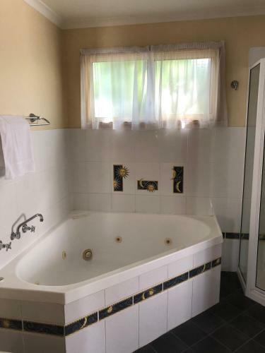 Pleasurelea Tourist Resort & Caravan Park