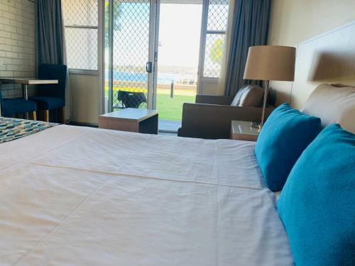 Zorba Waterfront Motel