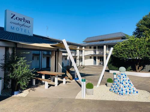 Zorba Waterfront Motel