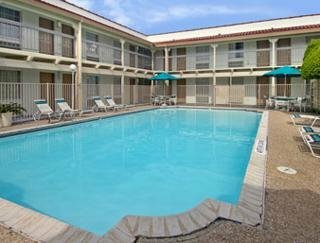 Hotel Baymont Inns & Suites Tulsa