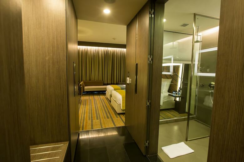 Novotel Kolkata Hotel And Residences