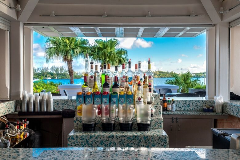 Hotel Grotto Bay Beach Resort