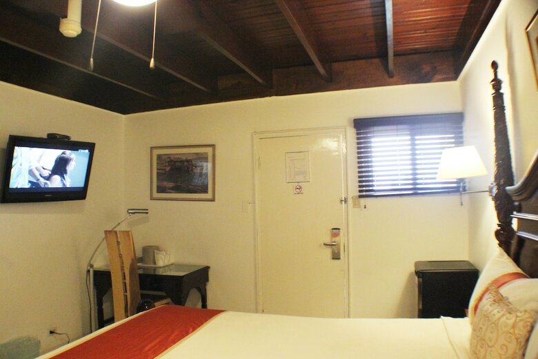 Altamont West Hotel