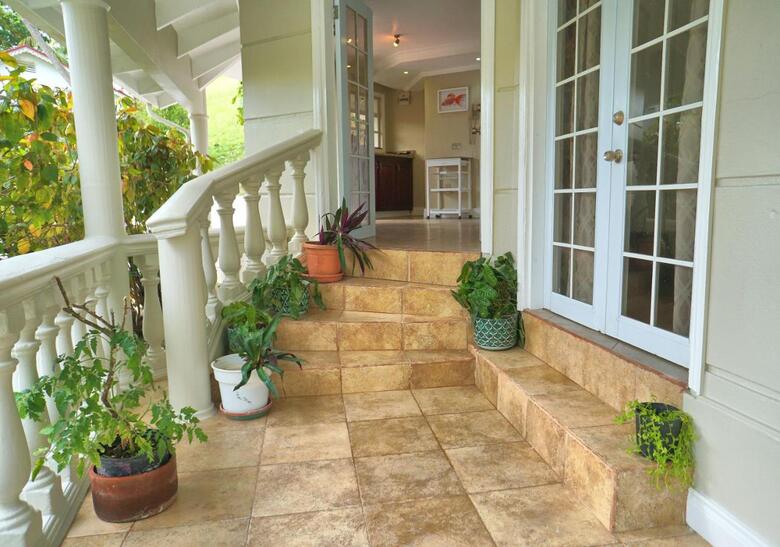 Hotel Marigot Beach Club & Dive Resort