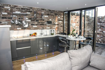 Base Serviced Apartments - Sir Thomas Street