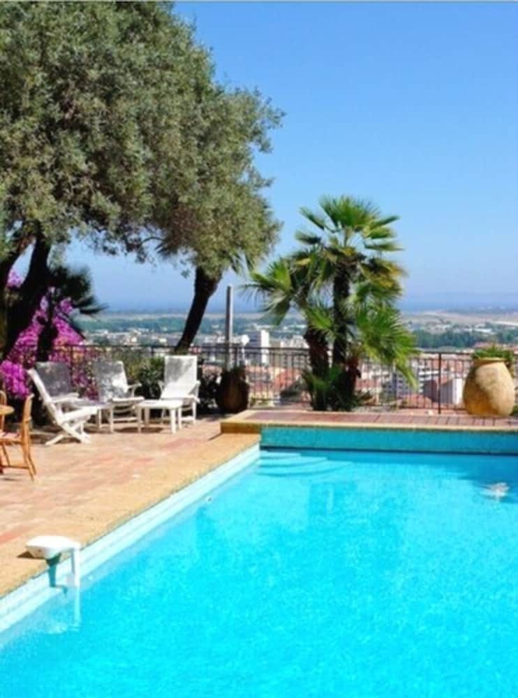 Hostal Castel Pierre Lisse