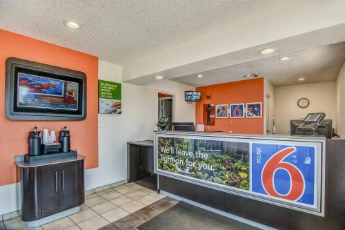 Motel 6 Stockton - Charter Way West