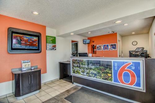 Motel 6 Stockton - Charter Way West
