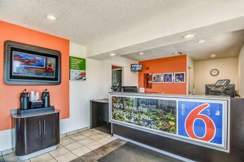 Motel 6 Stockton - Charter Way West
