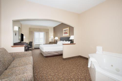 Holiday Inn Express Hotel & Suites Concordia