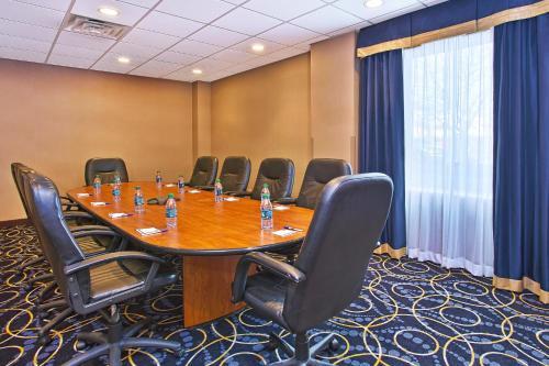 Holiday Inn Express Hotel & Suites Pittsburgh West Mifflin