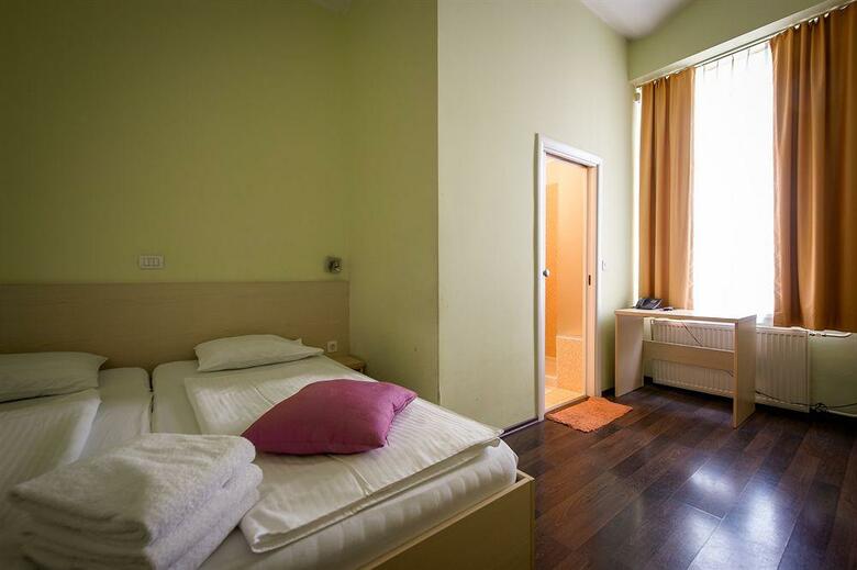 Emonec Hotel
