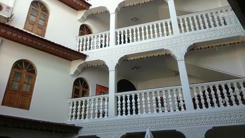 Chavda Hotel