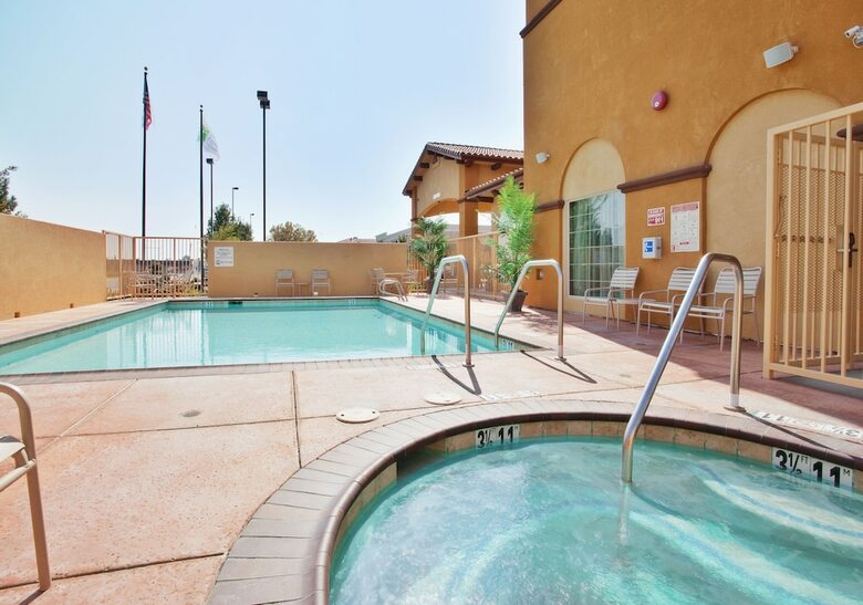 Holiday Inn Express Hotel & Suites Willows