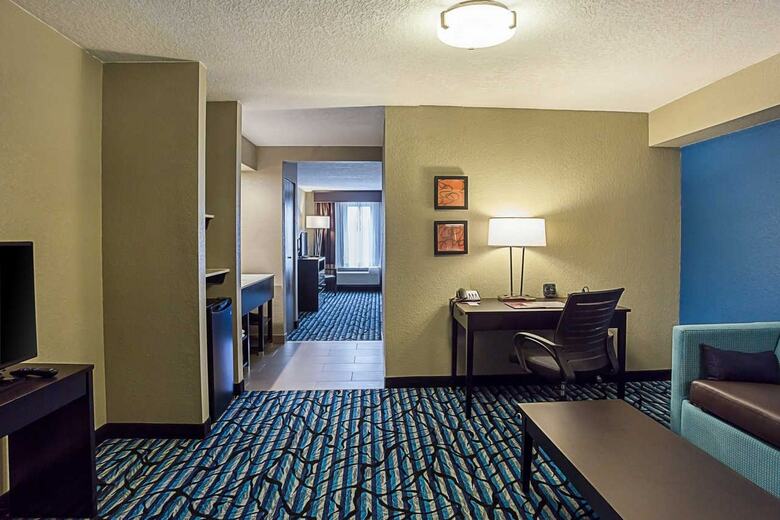 Hotel Comfort Suites University