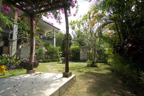 Hostal Padang Padang Surf Villa
