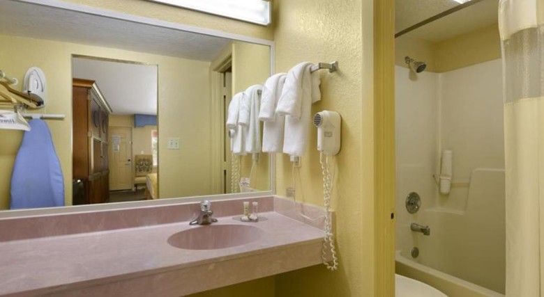 Hotel Howard Johnson Inn Lakefront