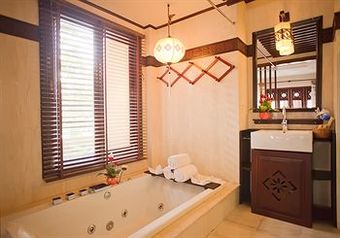 Long Life Riverside Hotel