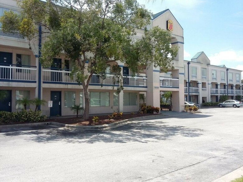 Hotel Super 8 Florida Mall