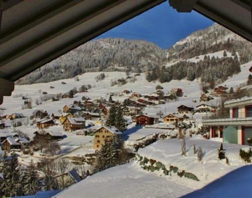 Bed & Breakfast Heidi-guesthouse-amden