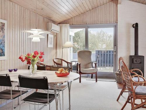 Three-bedroom Holiday Home In L�kken 11